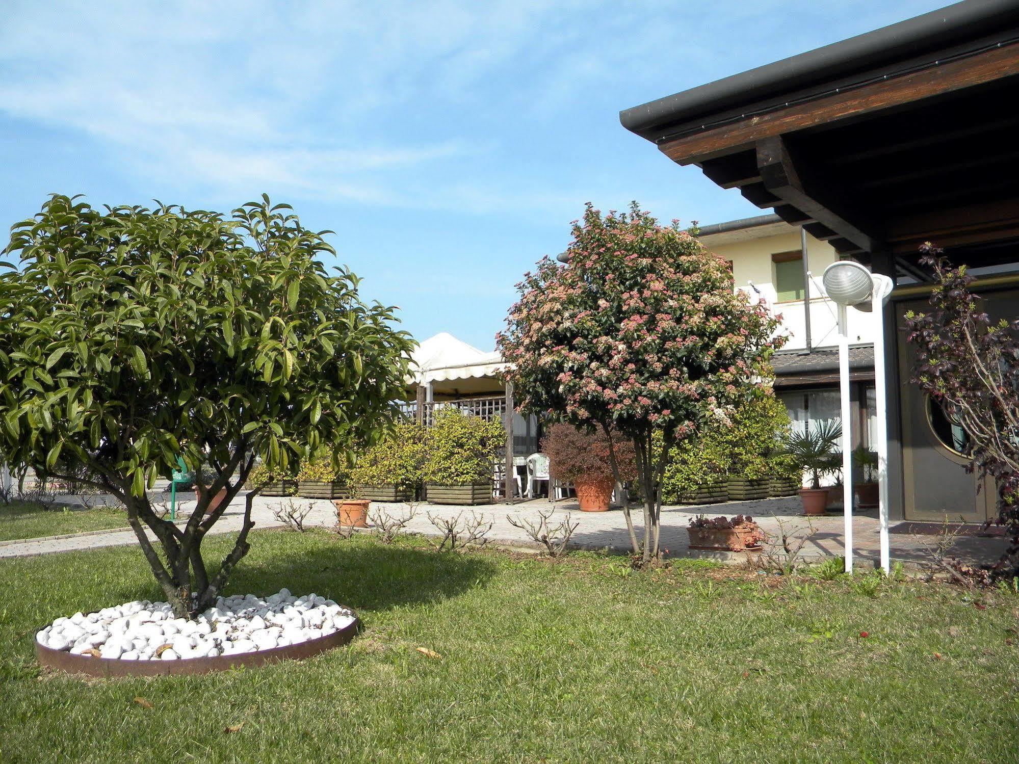 Hotel Corone Caerano Di San Marco Exterior photo